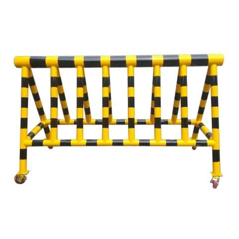 18번 스틸바리케이드(기본바퀴) H1100*L2500*100Φ*50Φ(검정도장+노랑반사띠) 주문제작